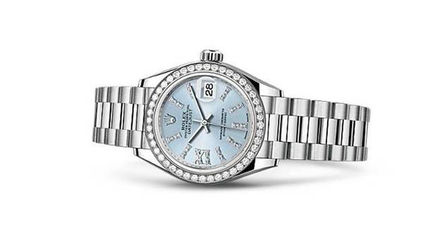 Shining diamonds in fake watches for ladies are quite attractive.