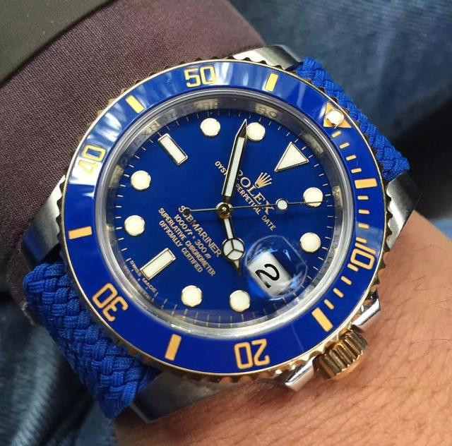 Blue applied in Swiss fake watches is attractive.