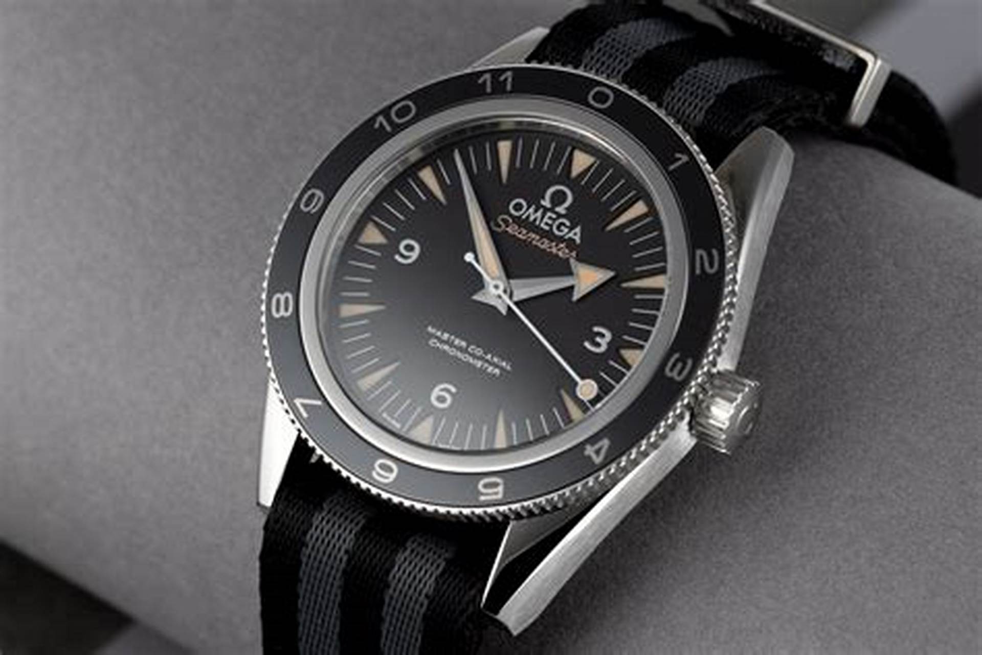 With the NATO strap, this fake Omega is more dynamic.